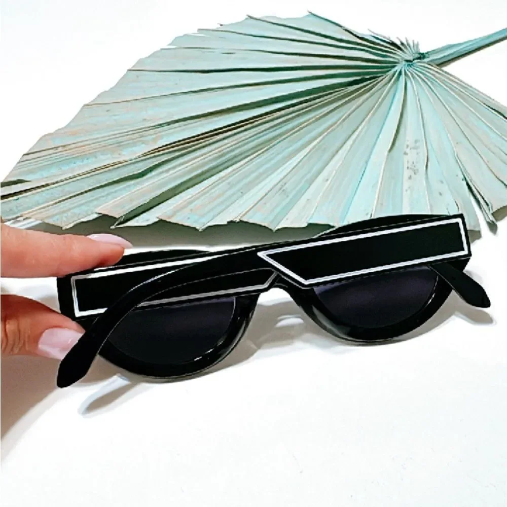 Trendy black frame sunglasses E11